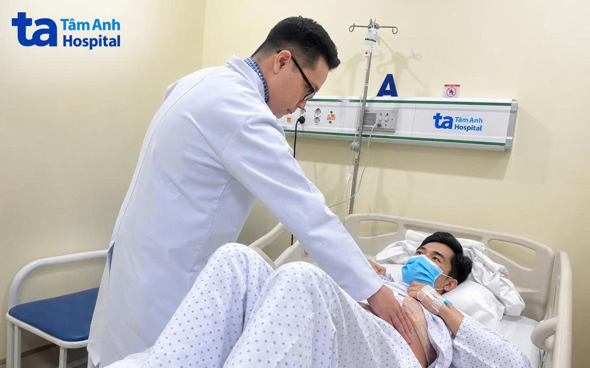 ông Angelo được bác sĩ kiểm tra vết mổ