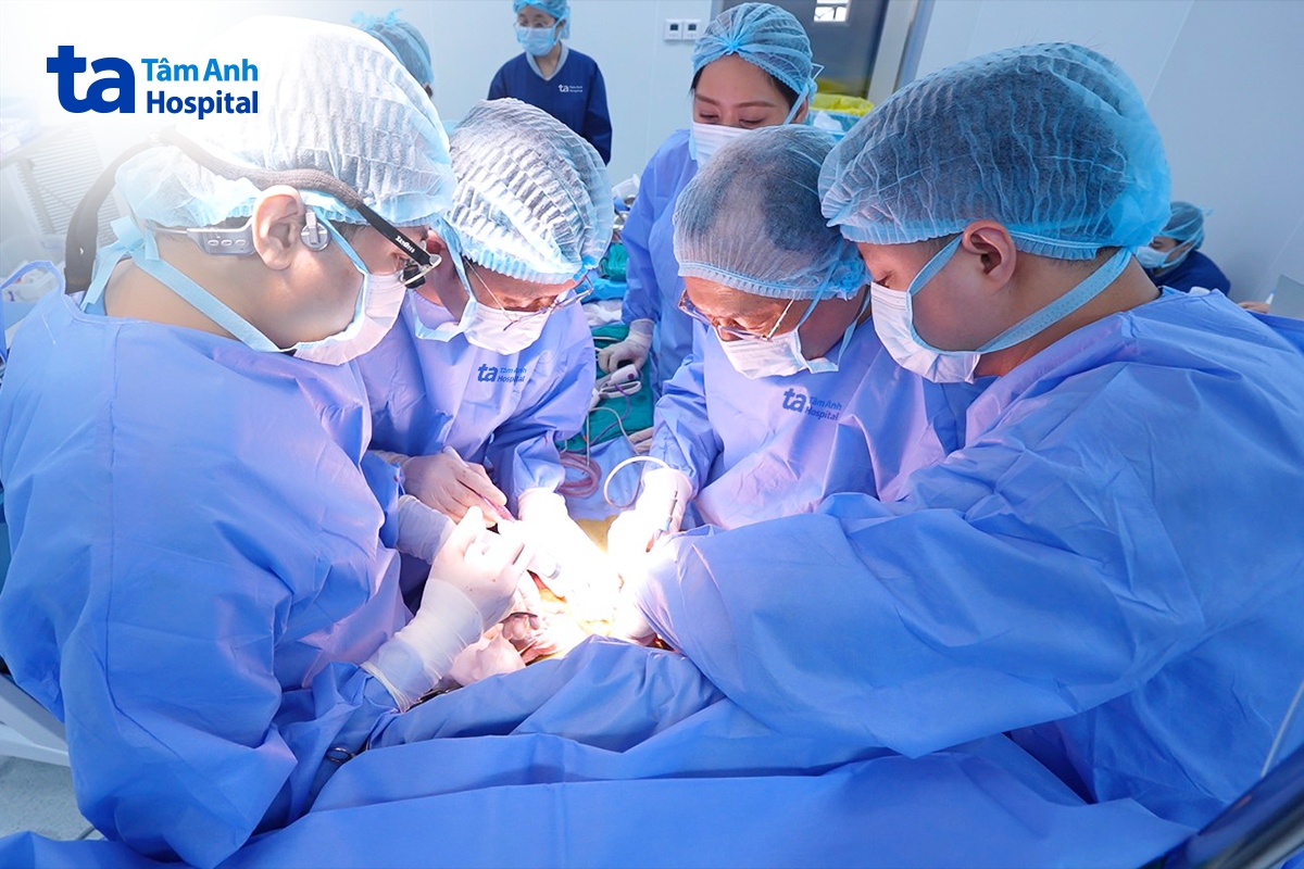 PGS Dương phẫu thuật cho bệnh nhân