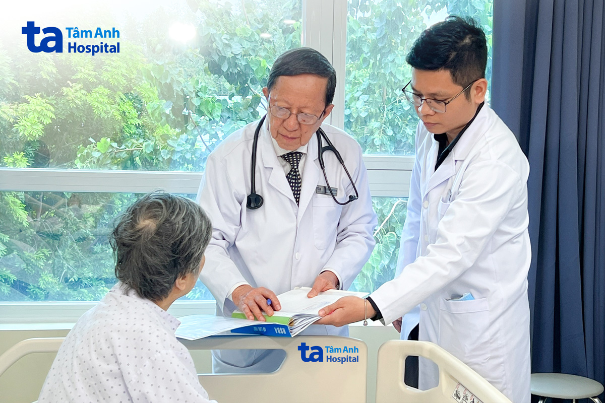 PGS.TS.BS Phạm Nguyễn Vinh, Giám đốc Trung tâm Tim mạch, Bệnh viện Đa khoa Tâm Anh TP.HCM thăm khám cho bệnh nhân