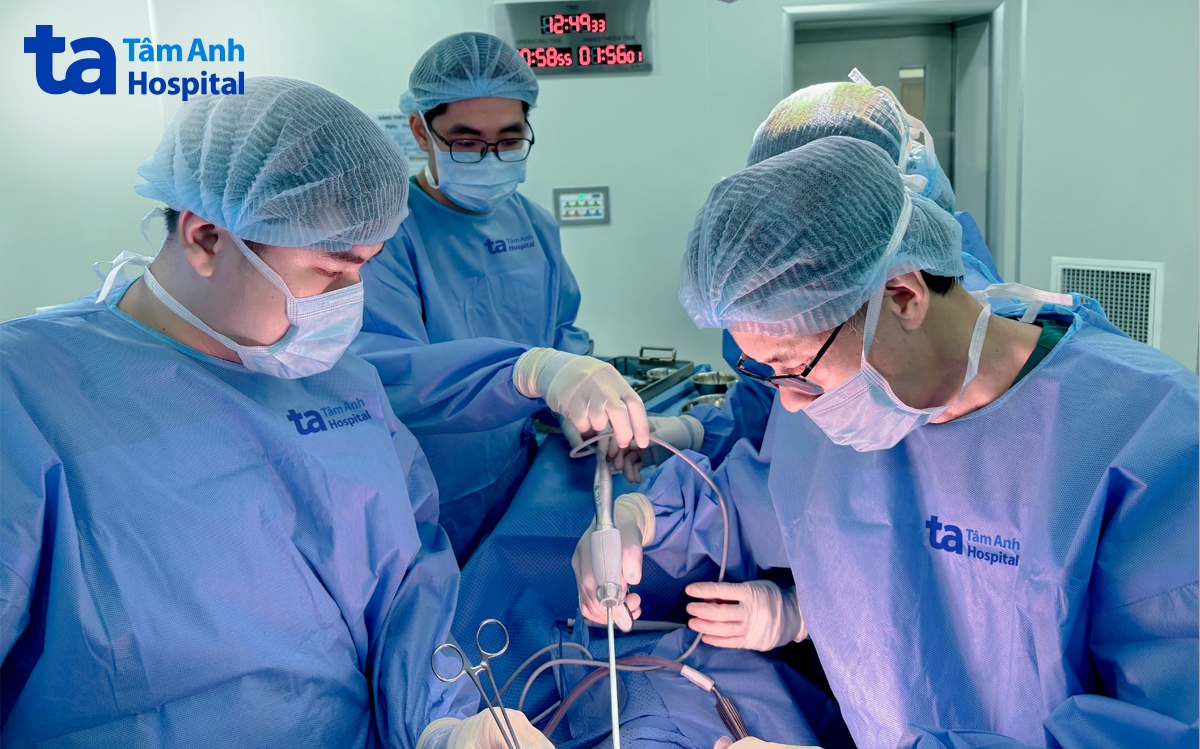 pgs vĩnh thực hiện phẫu thuật cắt bỏ vùng thùy giữa phổi bị tổn thương nặng do vi khuẩn lao của người bệnh