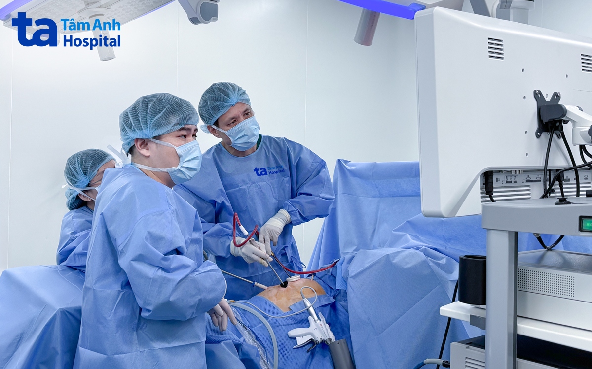 pgs vĩnh tiến hành thăm dò bằng phương pháp nội soi trước khi quyết định phẫu thuật mở cho anh tiến