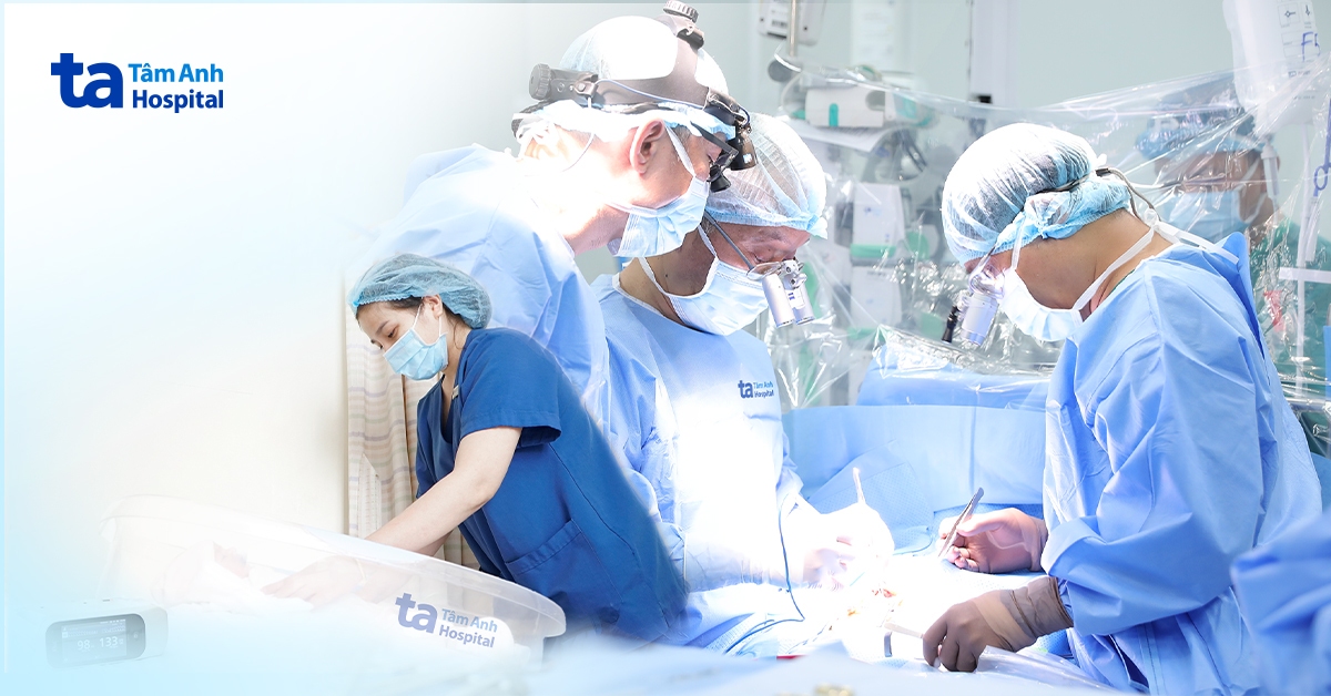 Phẫu thuật sửa 3 dị tật tim phức tạp cho bé 3 ngày tuổi