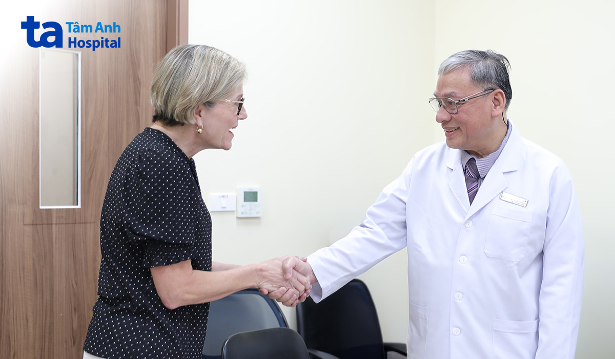 Phó Giám đốc Chuyên môn, Bệnh viện Đa khoa Tâm Anh TP.HCM cùng Ms. Donna Close - Chuyên gia giàu kinh nghiệm trong lĩnh vực Hỗ trợ sinh sản tại Australia