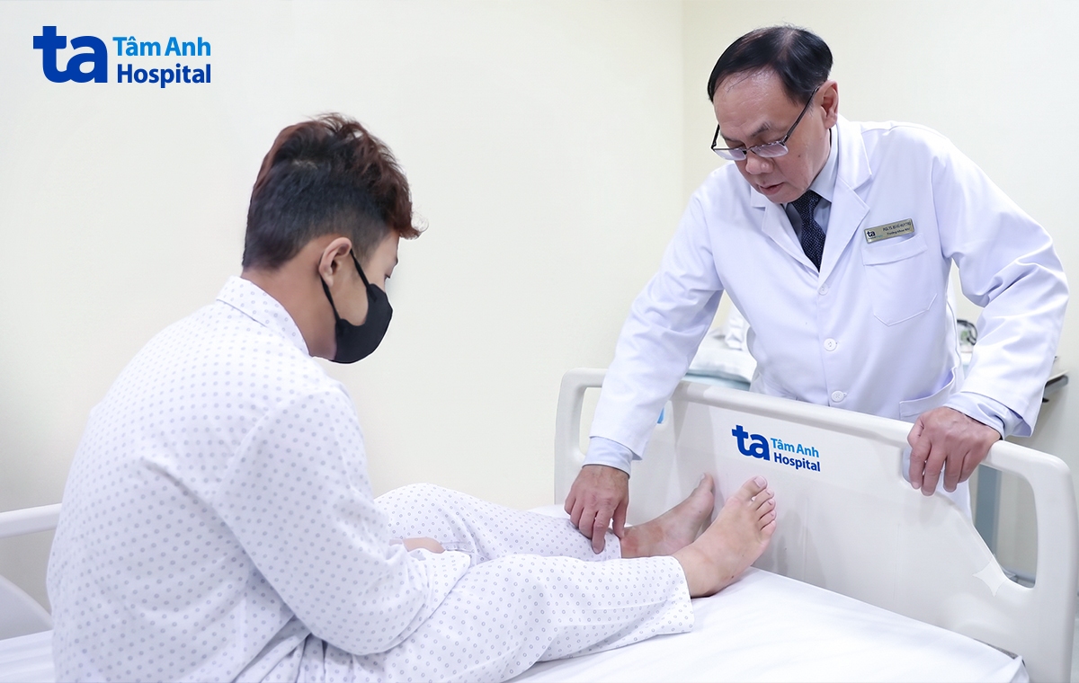 phó giáo sư trụ kiểm tra các nốt xuất huyết ở hai chân cho minh