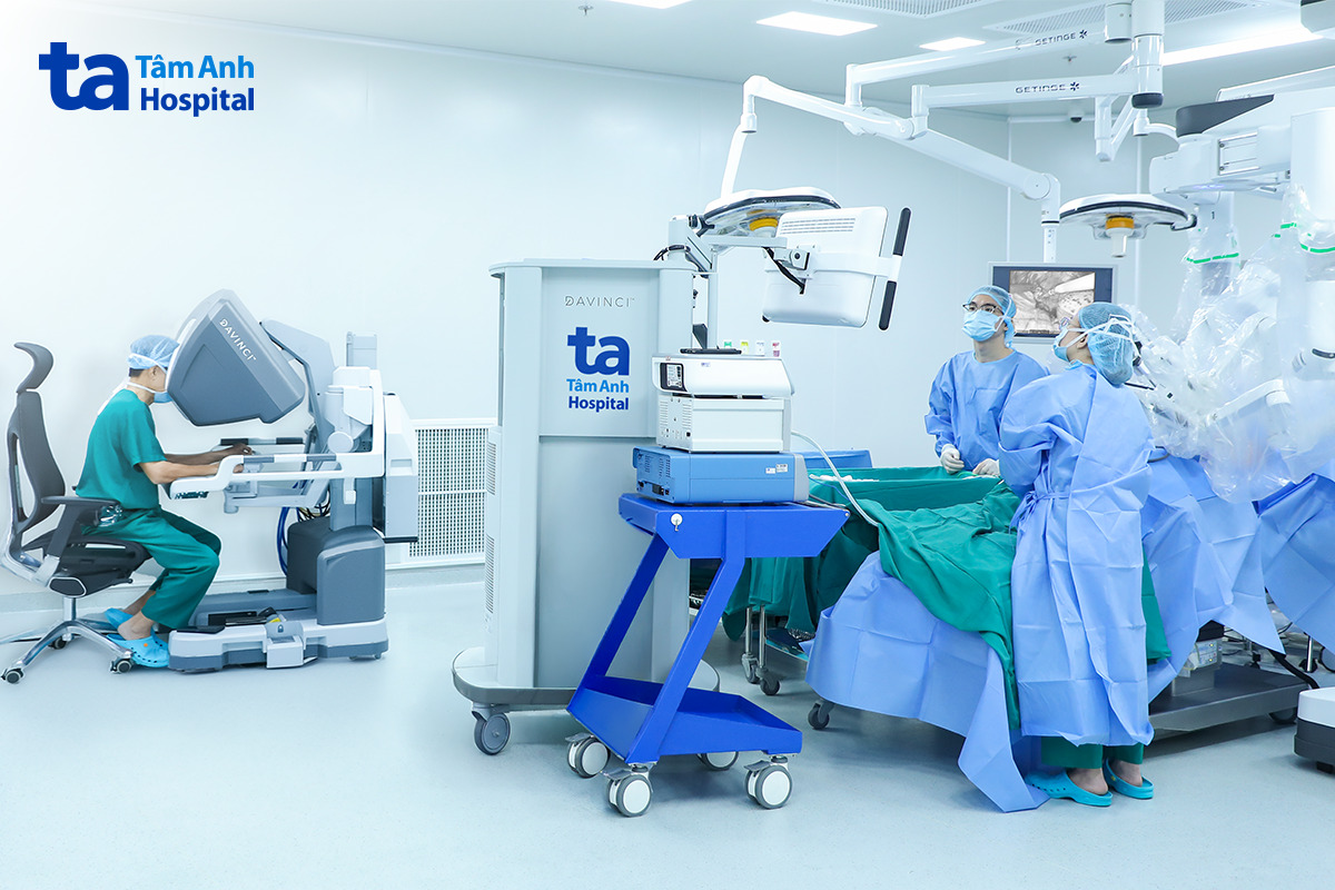 phó giáo sư vĩnh phẫu thuật cho bệnh nhân