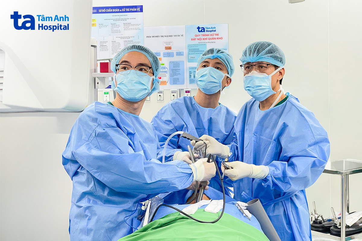 phó giáo sư vĩnh phẫu thuật cho bệnh nhân