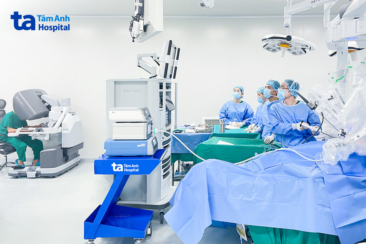 phó giáo sư vĩnh phẫu thuật cho người bệnh