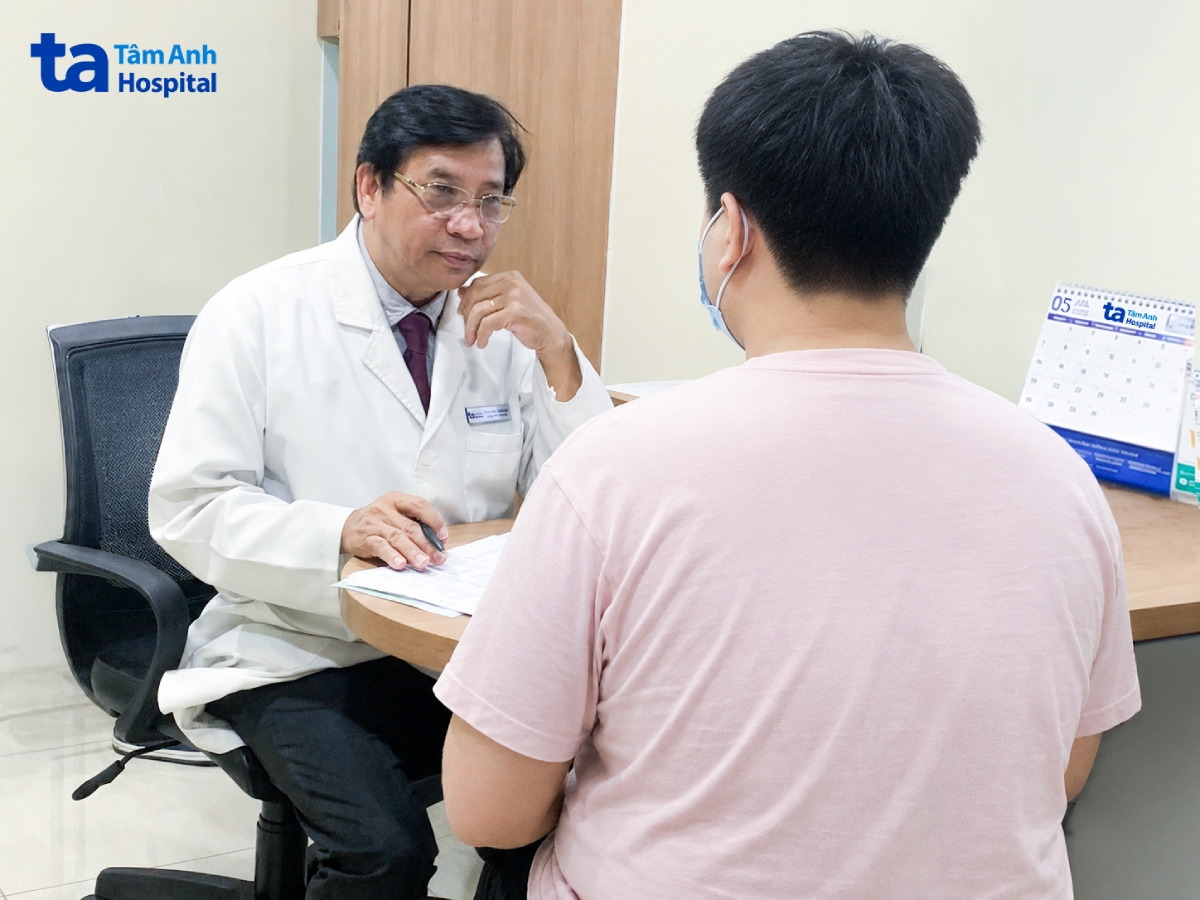 TS.BS Lâm Văn Hoàng tư vấn điều trị cho Quang. Ảnh: Bệnh viện Đa khoa Tâm Anh