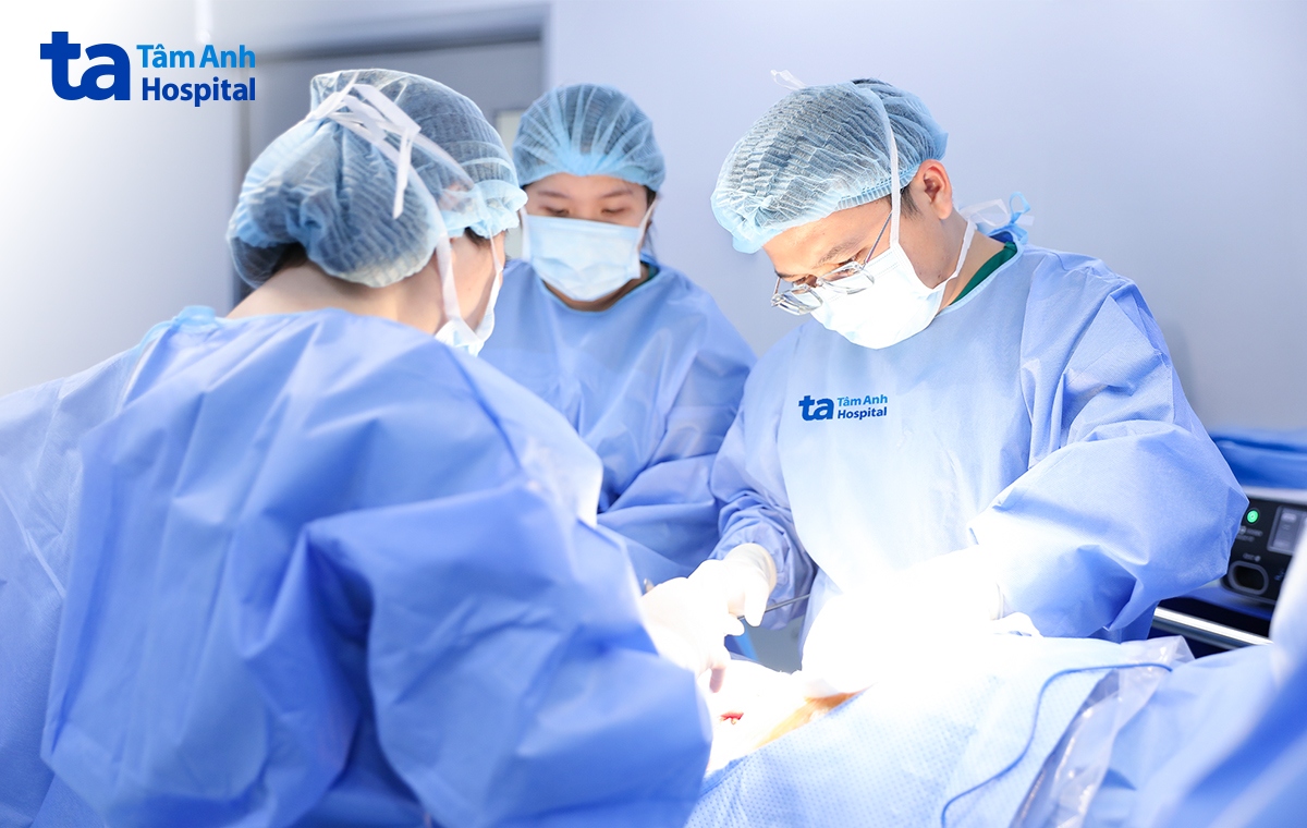 Êkíp bác sĩ mổ sinh cho chị Ngân. Ảnh: Bệnh viện Đa khoa Tâm Anh.