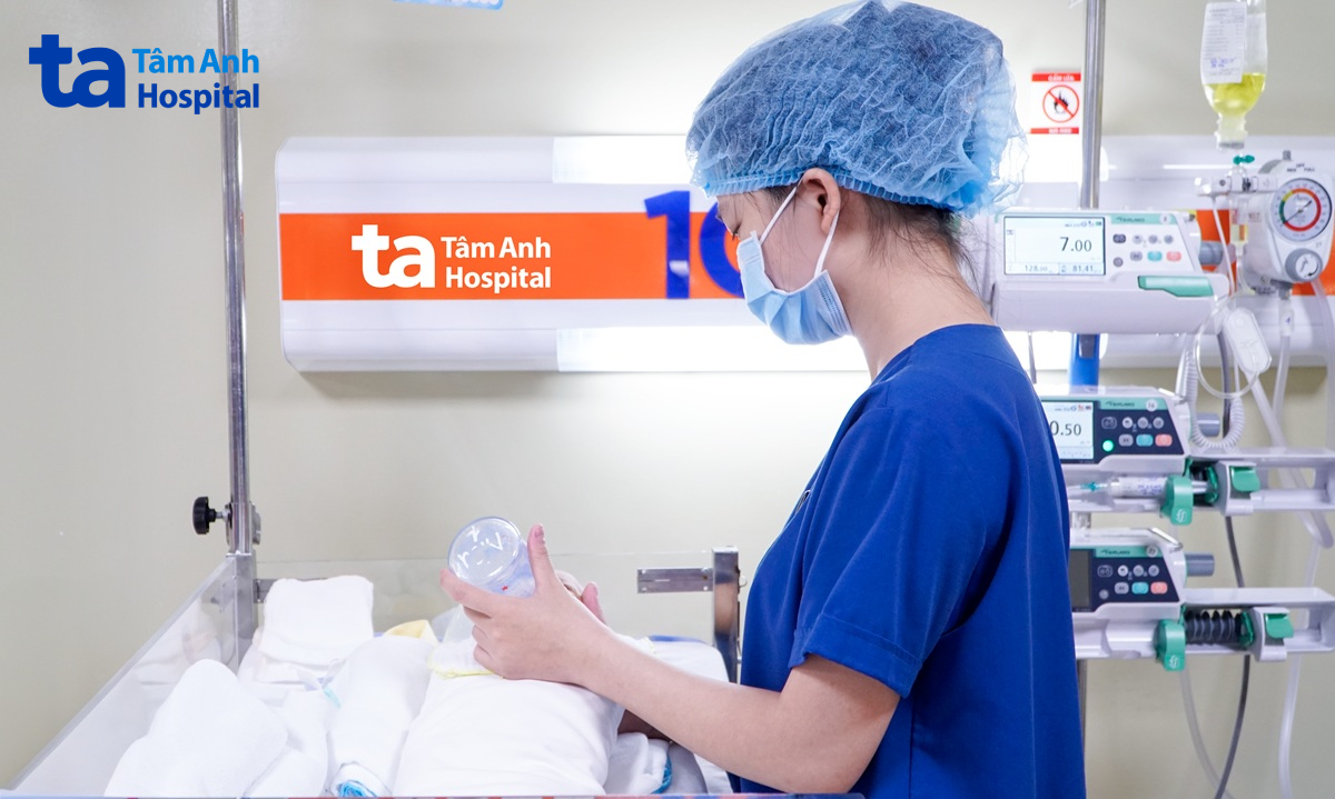 Điều dưỡng cho bé tập bú sữa mẹ tăng cường dinh dưỡng tại Đơn vị Hồi sức sơ sinh (NICU).