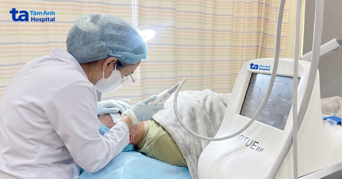 Tự nặn mụn, bôi “rượu thuốc”, nam thanh niên bị sẹo rỗ lan rộng