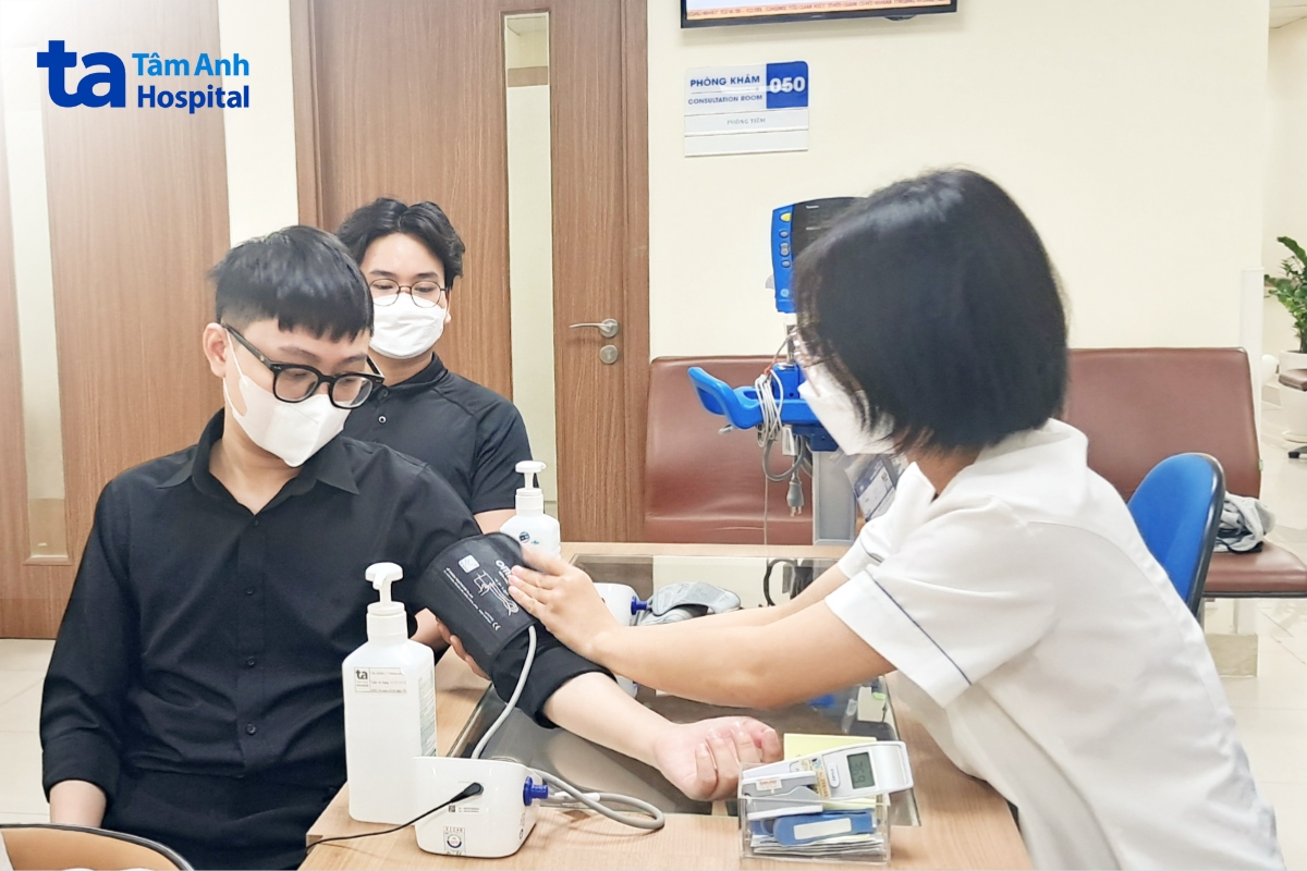Tại Hệ thống Bệnh viện Đa khoa Tâm Anh, khách hàng được điều dưỡng đo huyết áp, nhiệt độ… trước khi khám với bác sĩ
