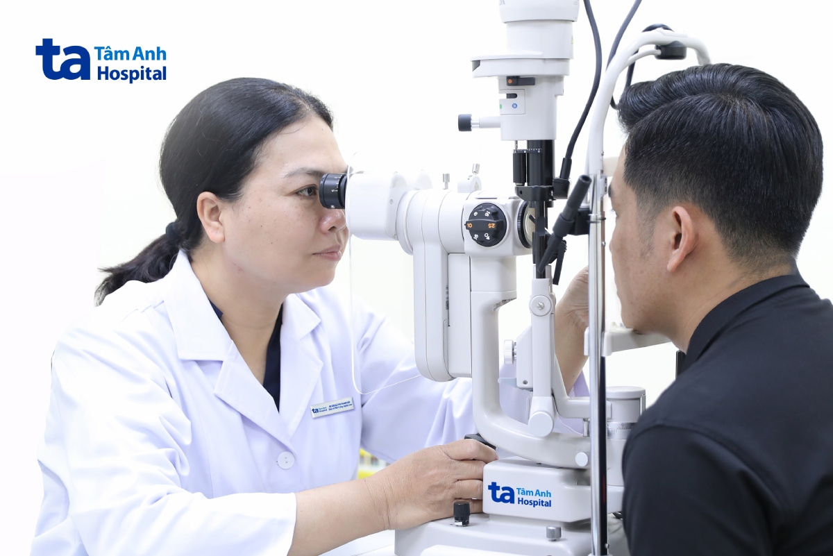 Bác sĩ Hải soi đèn kiểm tra mắt cho anh Minh. Ảnh: Bệnh viện Đa khoa Tâm Anh
