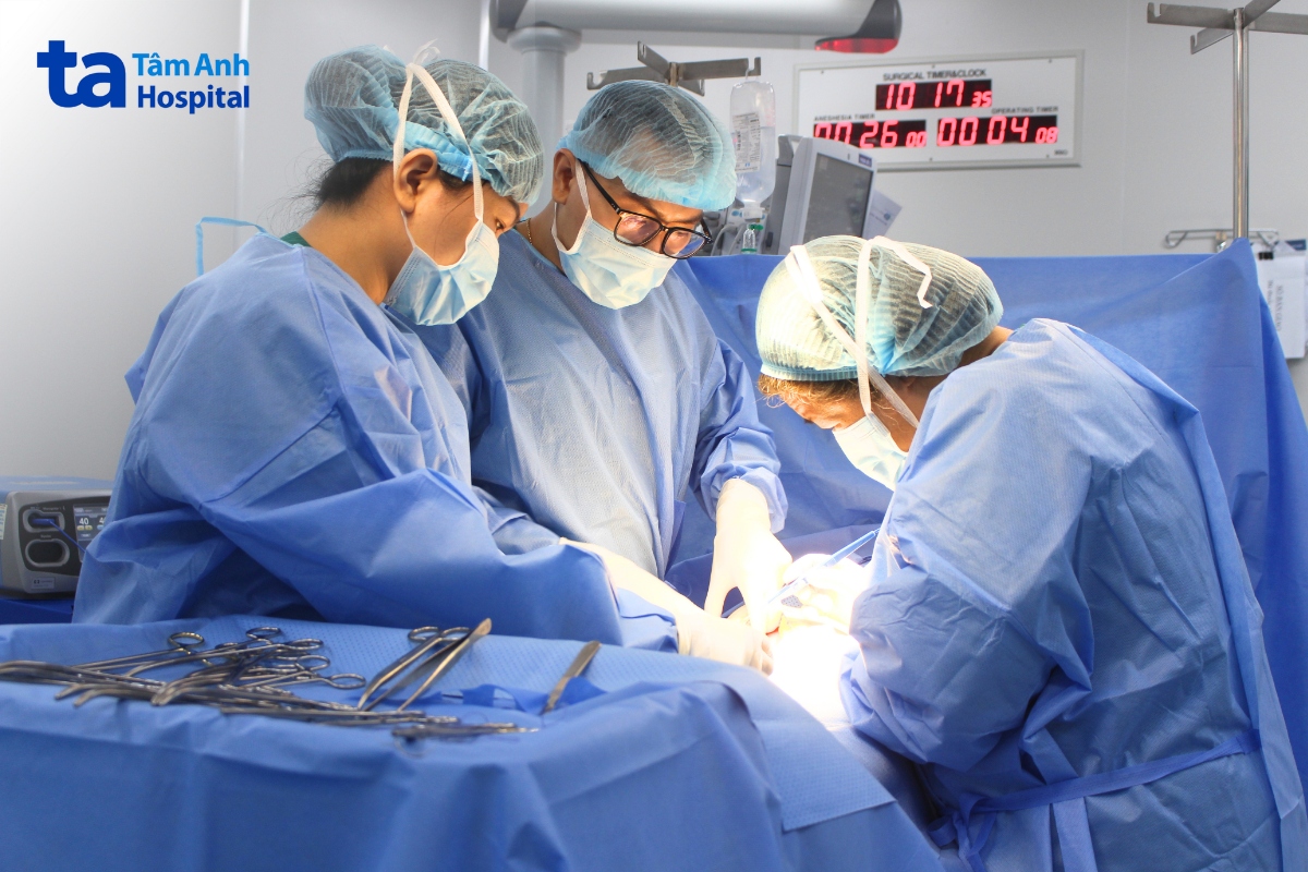 Ê kíp bác sĩ Trung tâm Sản Phụ khoa, BVĐK Tâm Anh TP.HCM đang mổ lấy thai cho sản phụ
