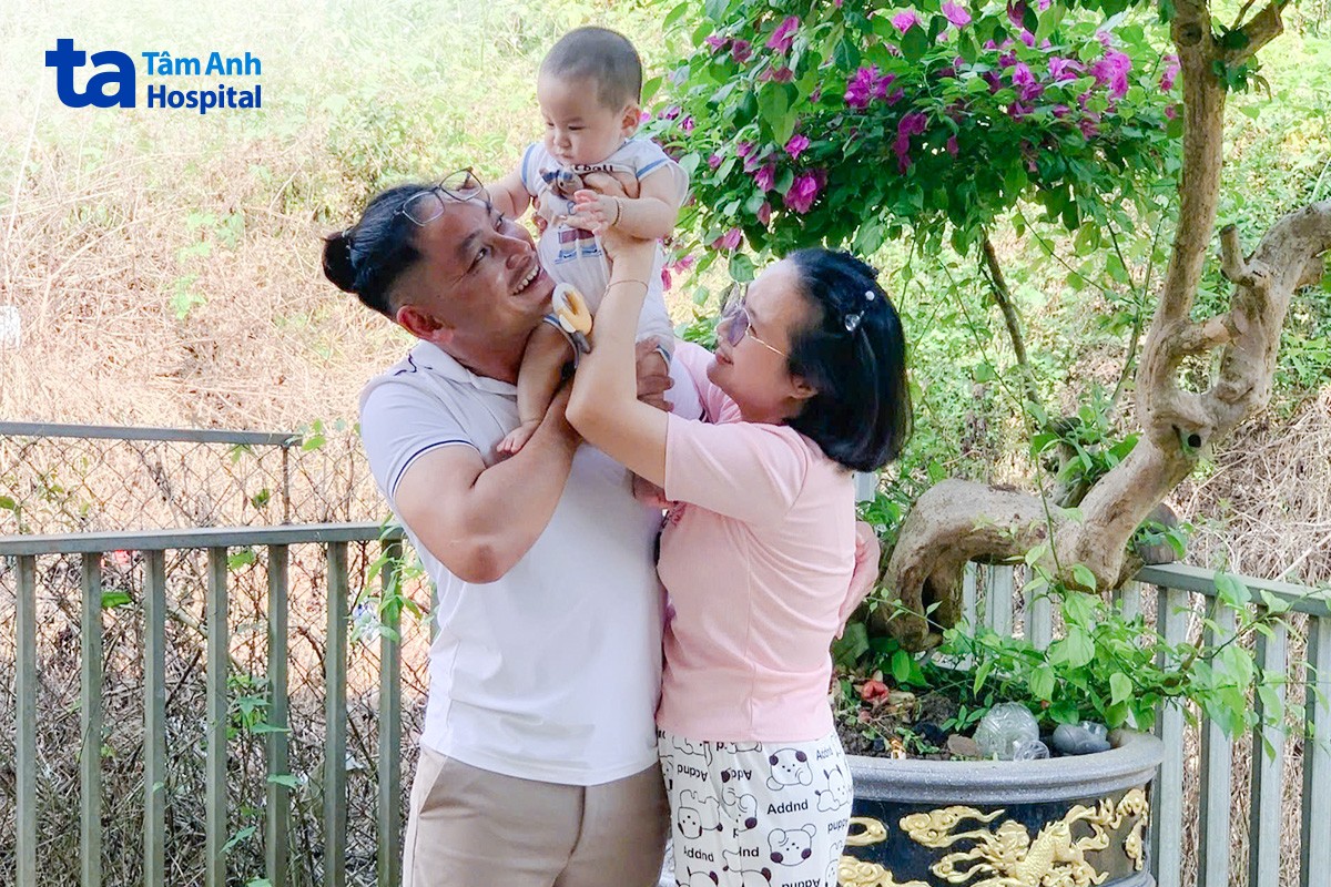 Vợ chồng chị Trinh hạnh phúc bên bé Sun nay đã 7 tháng tuổi. Ảnh: Trung Đoàn