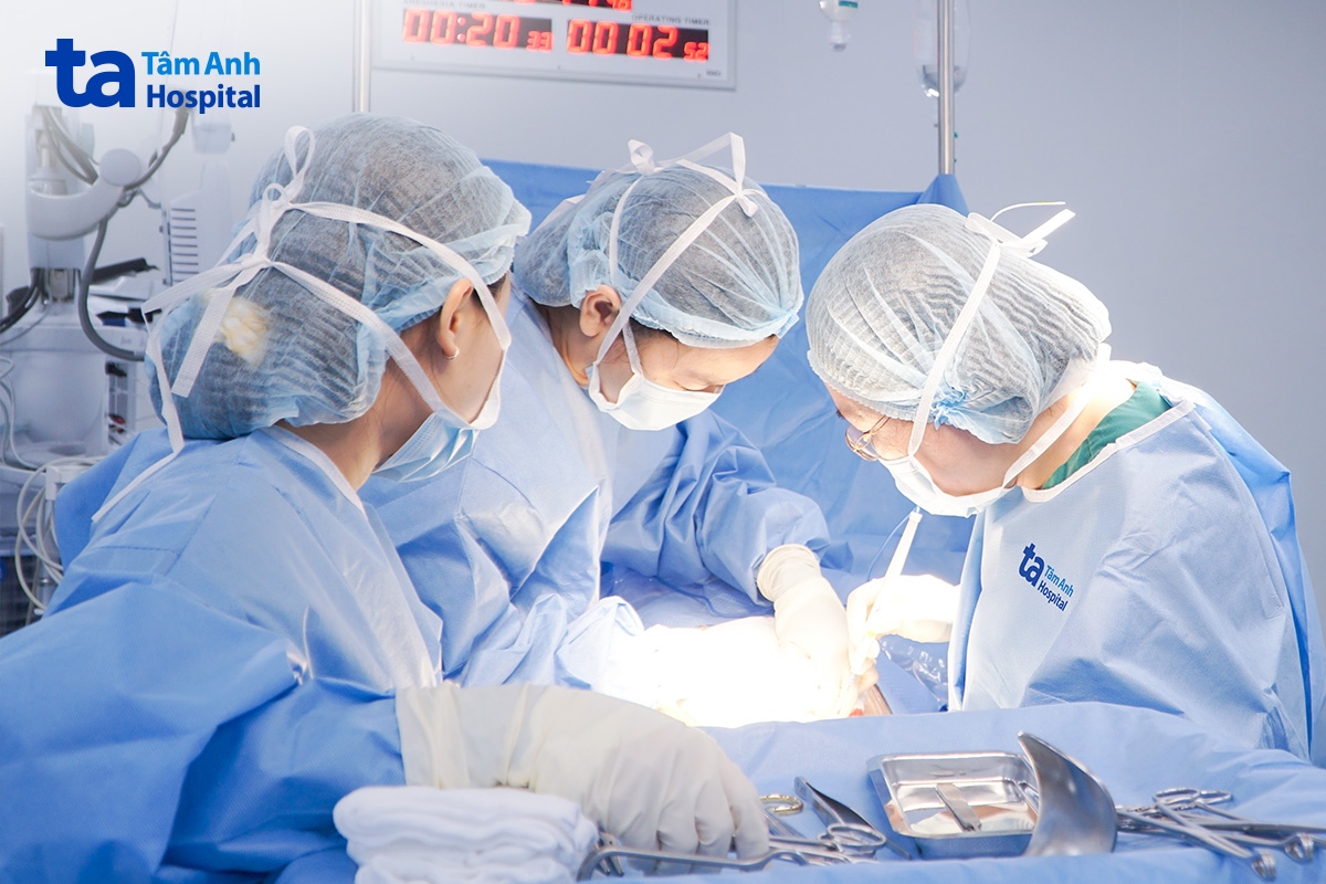 Bác sĩ Bình Lụa (ngoài cùng bên phải) mổ lấy thai cho chị Trinh tại Bệnh viện Đa khoa Tâm Anh TP HCM. Ảnh: Tuệ Diễm