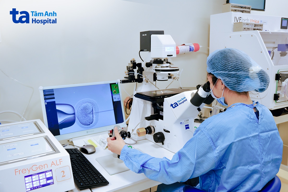 Chuyên viên phôi học thực hiện thủ thuật tiêm tinh trùng vào bào tương noãn (ICSI). Ảnh: IVF Tâm Anh TP.HCM
