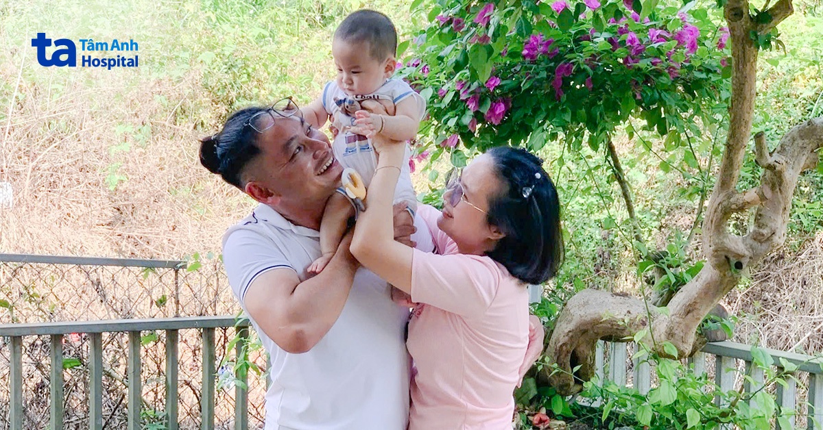 Thai nhi sống trong bụng mẹ 8 tuần cùng bào thai lưu