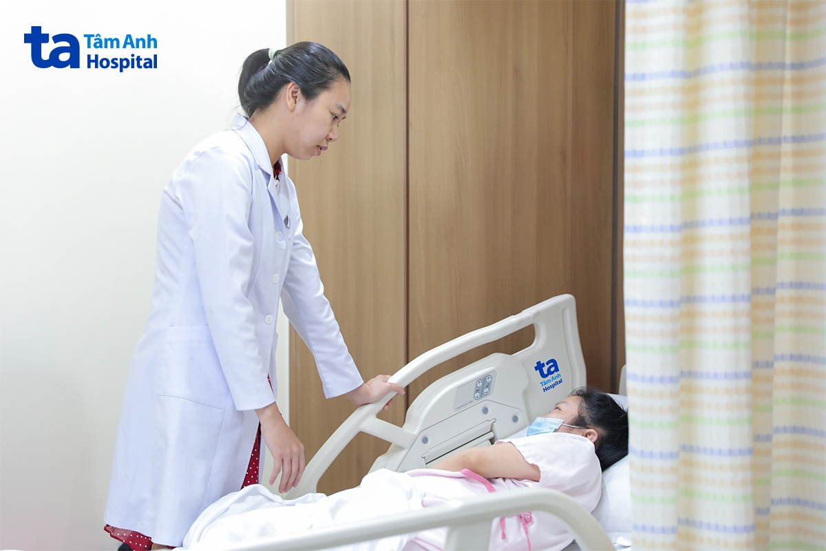ThS.BS Trần Thị Thanh Thảo khám cho sản phụ Ngọc trước xuất viện. Ảnh: Bệnh viện Đa khoa Tâm Anh