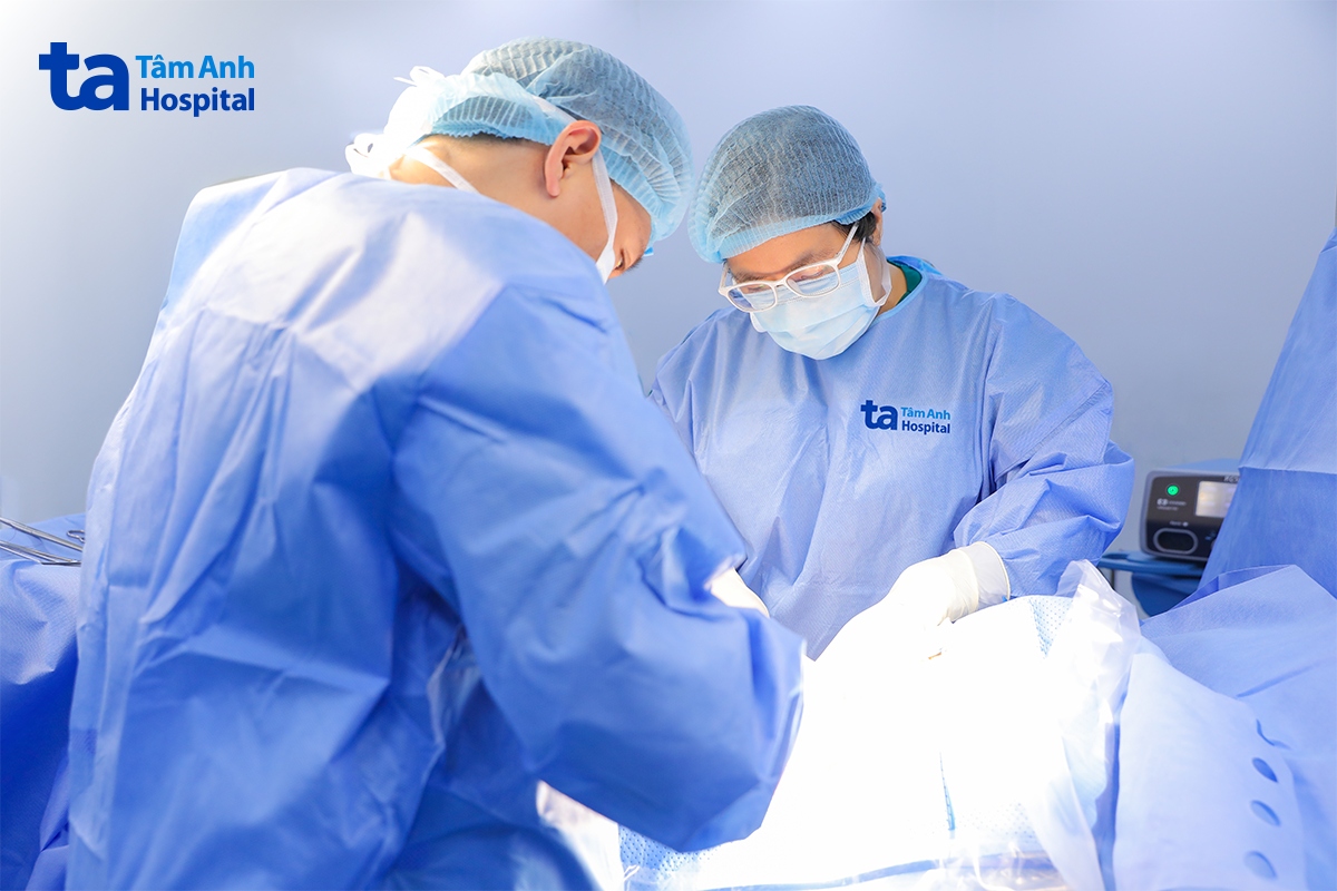 Êkíp bác sĩ phẫu thuật cắt buồng trứng và vòi trứng phải, giữ thai an toàn cho chị Ngọc. Ảnh: Bệnh viện Đa khoa Tâm Anh