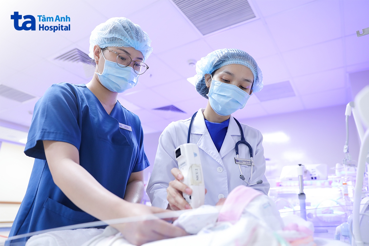 BS.CKI Nguyễn Minh Thanh Giang (bên phải) kiểm tra tình trạng vàng da cho bé bằng máy đo bilirubin qua da. Ảnh: Bệnh viện Đa khoa Tâm Anh