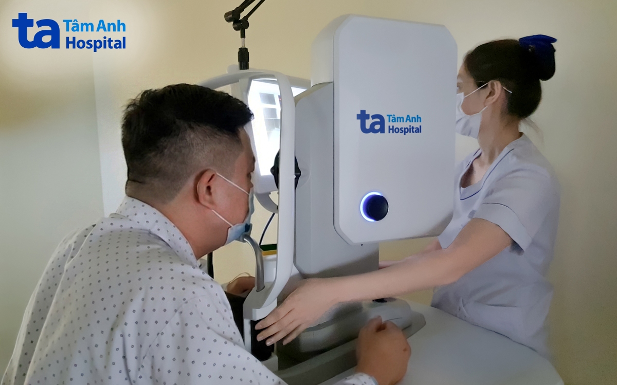 Anh Lý được chụp đáy mắt góc rộng trong phòng tối để kiểm tra chuyên sâu trước khi phẫu thuật. Ảnh: Bệnh viện Đa khoa Tâm Anh