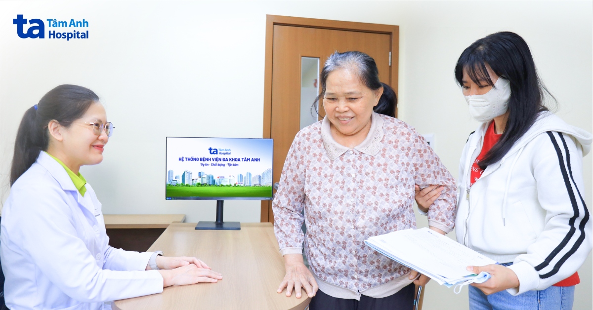 Thay van tim cho người phụ nữ hai lần đột quỵ