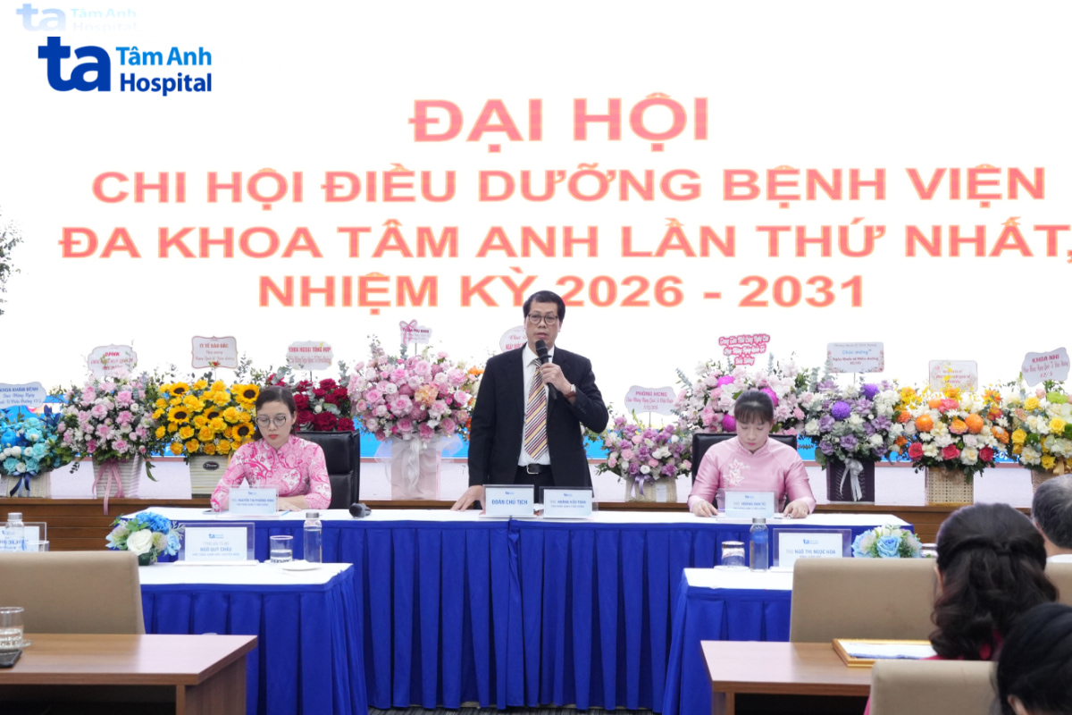 ThS. ĐDCKI Hoàng Hữu Toản trình bày tại Đại hội thành lập Chi hội Điều dưỡng Bệnh viện Đa khoa Tâm Anh