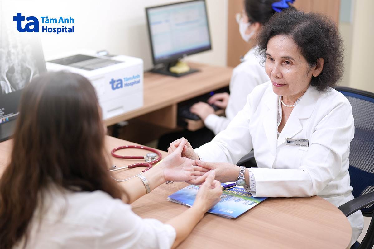 tiên sĩ tâm khám cho người bệnh