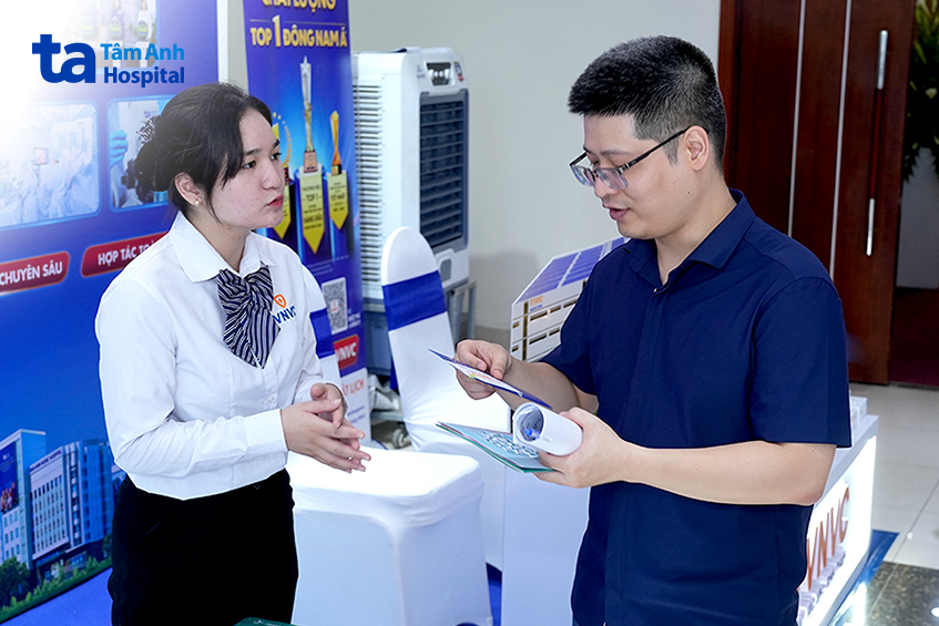 Khách mời trao đổi tại triển lãm