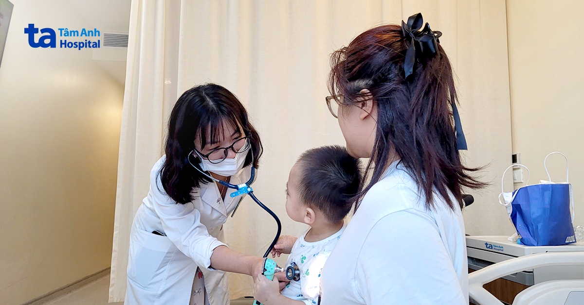Trẻ sốt kéo dài do nhiễm nhiều chủng vi khuẩn, virus đường hô hấp