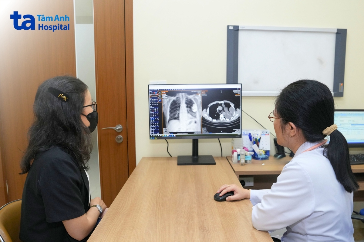TS.BS Đặng Thị Mai Khuê đang tư vấn cho khách hàng tại Hệ thống Bệnh viện Đa khoa Tâm Anh TP.HCM