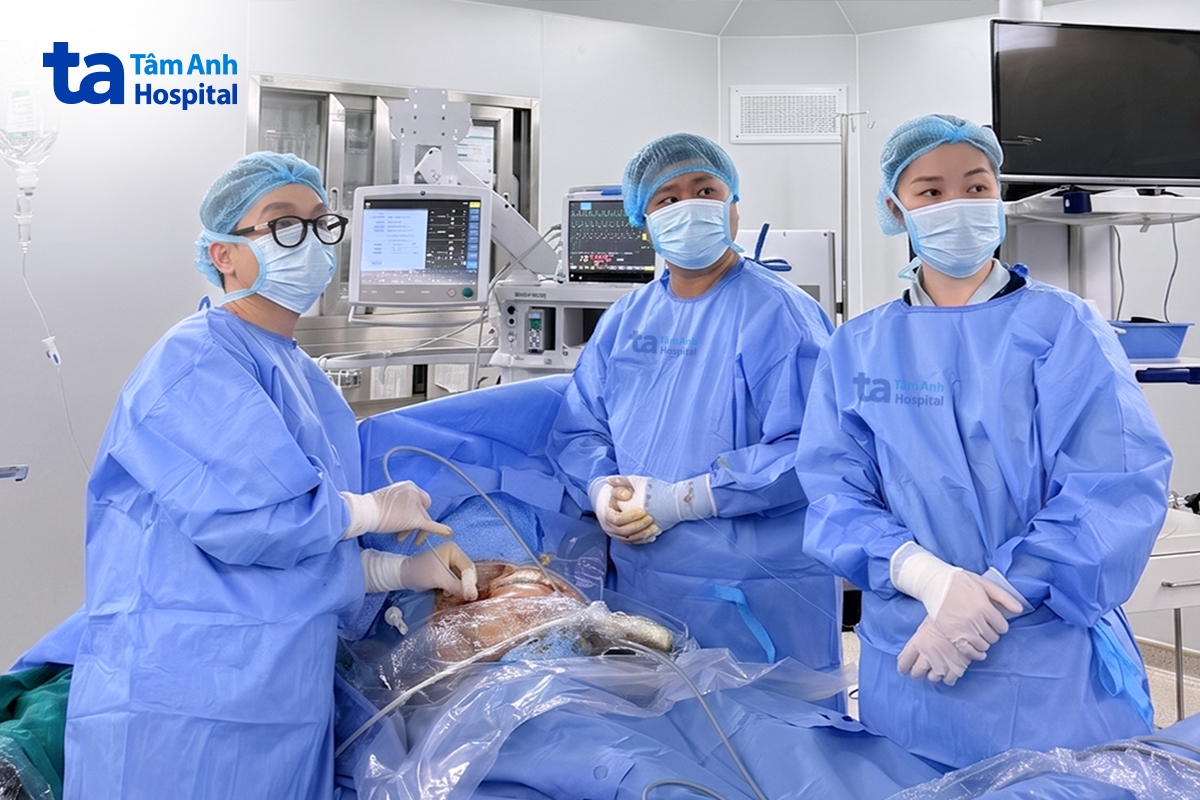 Bác sĩ Công và ekip đang phẫu thuật cho chị Hải. Ảnh: Bệnh viện Đa khoa Tâm Anh.