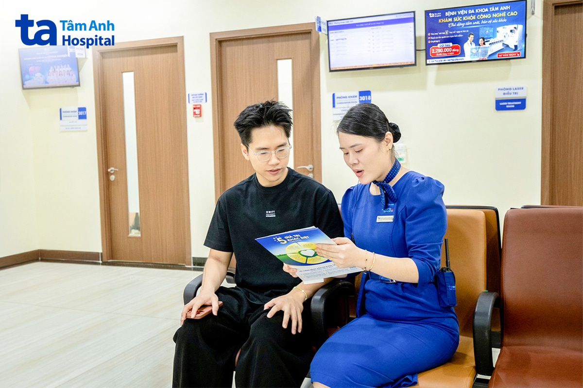 Nhân viên tư vấn gói khám sức khỏe công nghệ cao