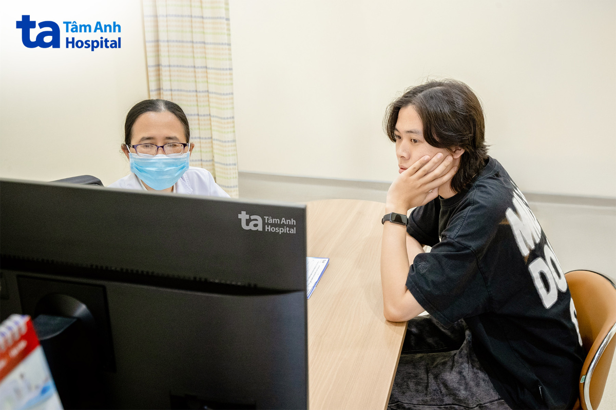 Bác sĩ tư vấn kết quả khám tổng quát cho nghệ sĩ
