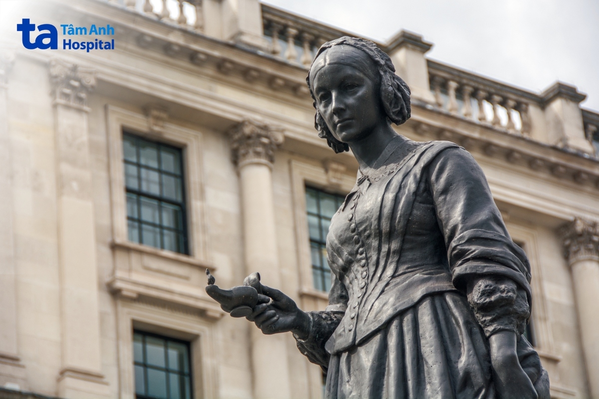 Tượng Florence Nightingale cầm đèn tại London (Anh)