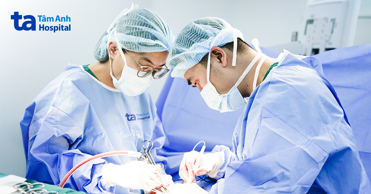 U buồng trứng to như bóng rổ chèn ép nhiều tạng