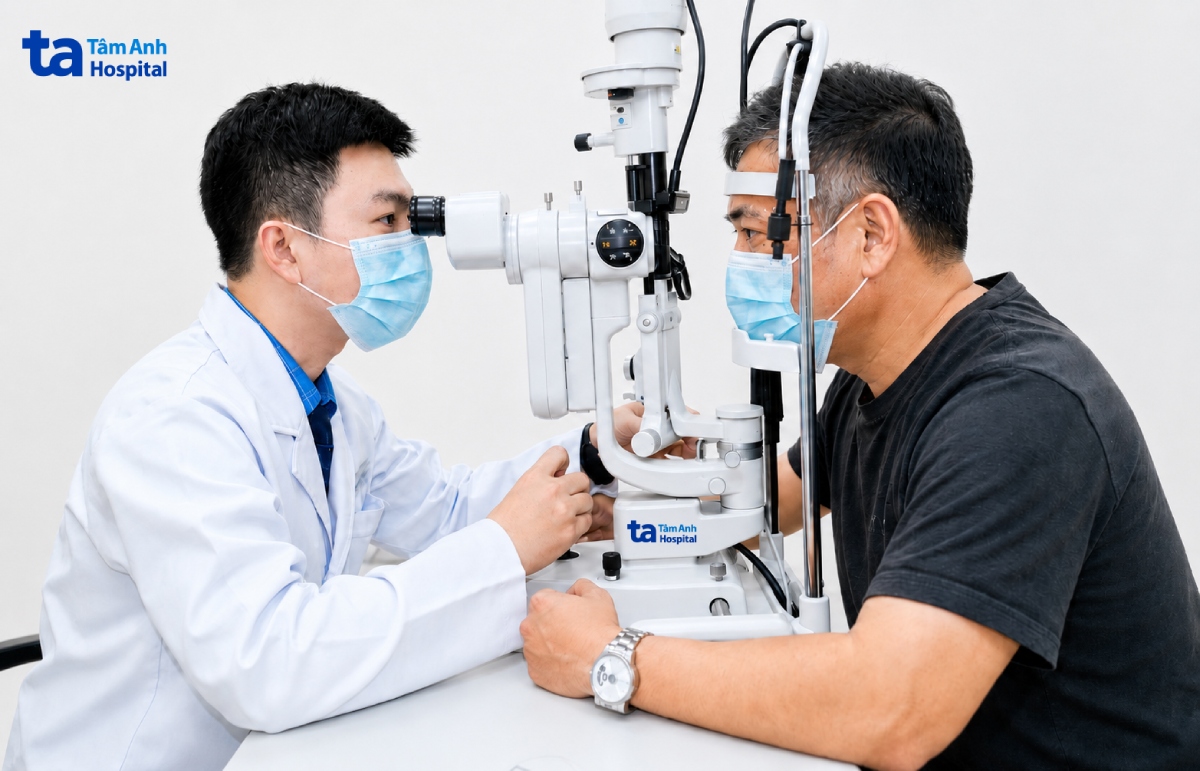 Bác sĩ Phúc kiểm tra mắt cho anh Hùng. Ảnh: Bệnh viện Đa khoa Tâm Anh