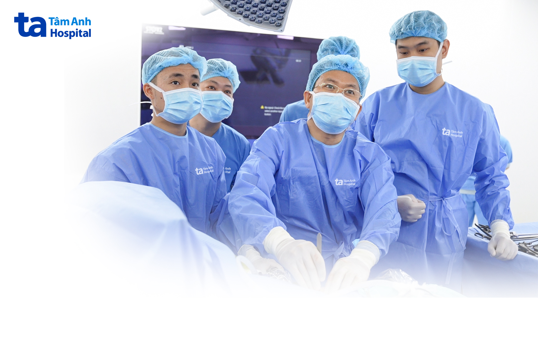Việt kiều Đức về nước điều trị nang thận lớn ngang thận