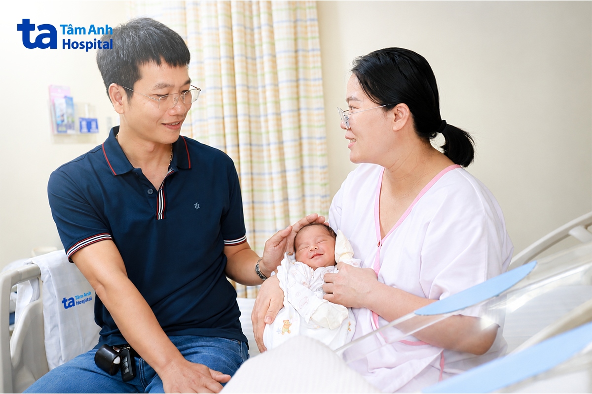 Vợ chồng chị Nga bên “em bé ống nghiệm” 4 ngày tuổi