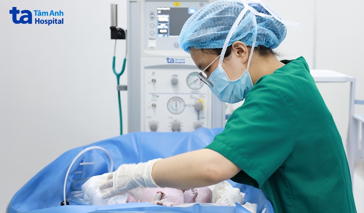 Bé trai chào đời được êkíp Sơ sinh đánh giá tình trạng sức khỏe ngay tại phòng mổ. Ảnh: Bệnh viện Đa khoa Tâm Anh