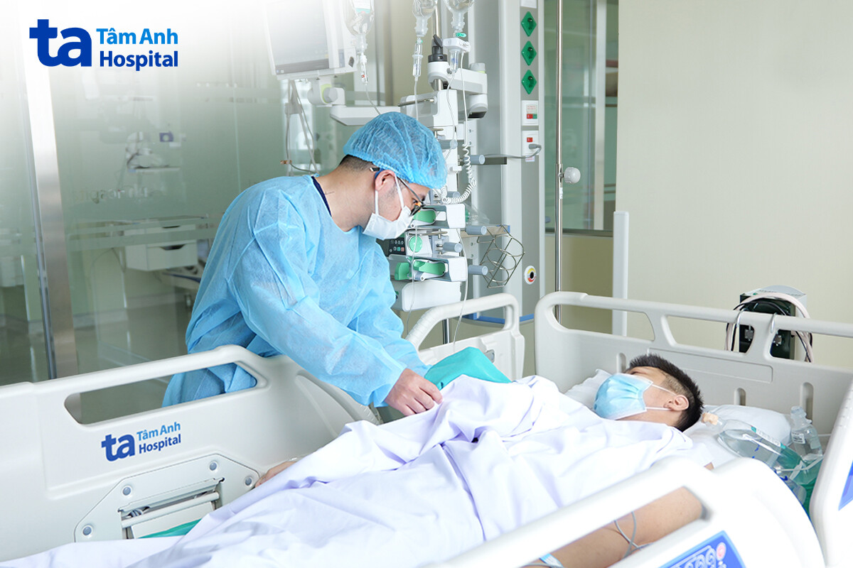 bác sĩ Tâm Anh chăm sóc người bệnh sau ghép thận