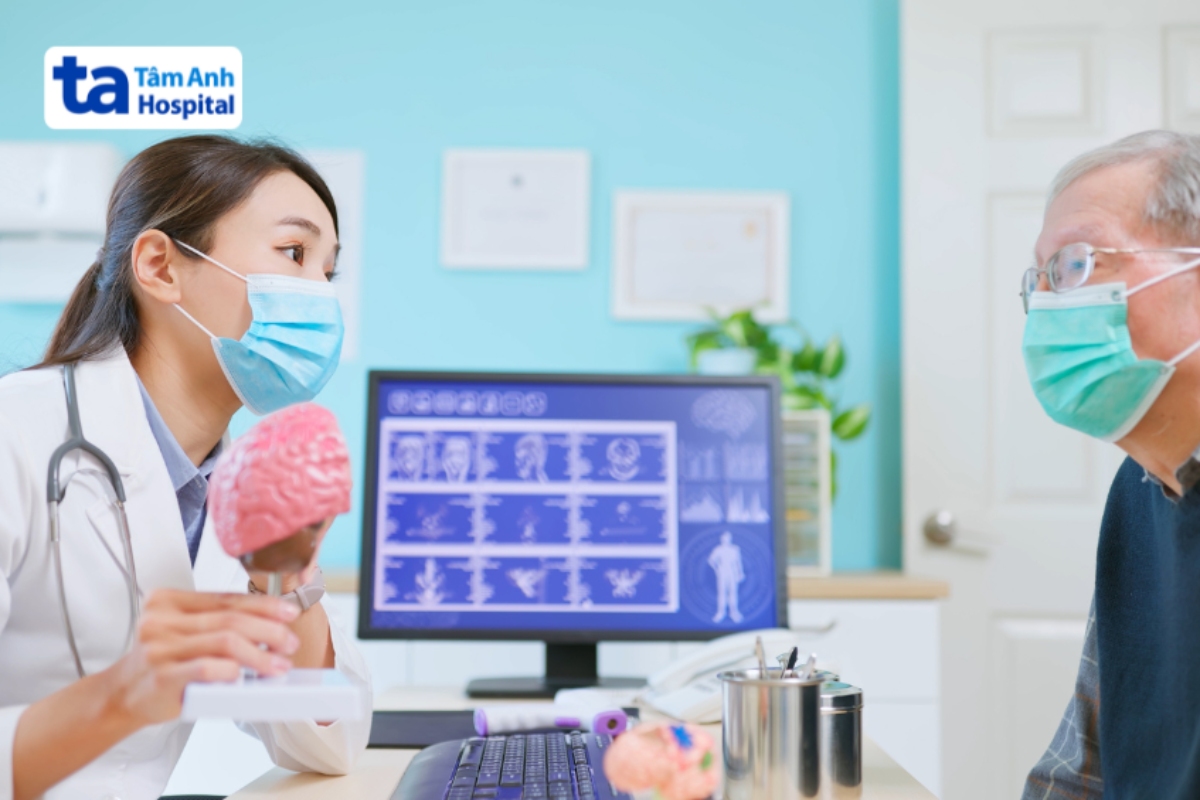 bác sĩ cầm mô hình não giải thích cho người bệnh