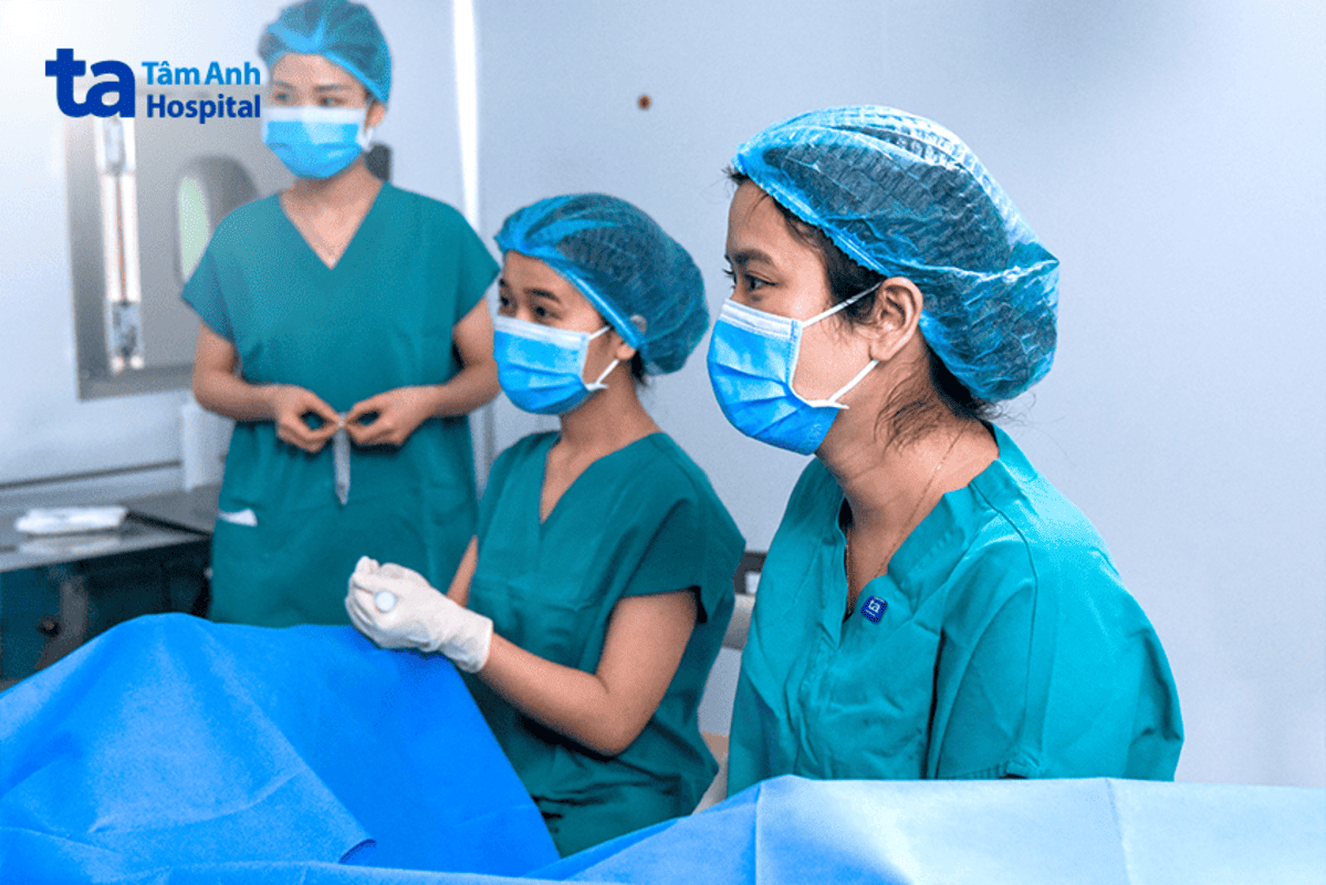 bác sĩ tại Tâm Anh chọc hút noãn cho bệnh nhân