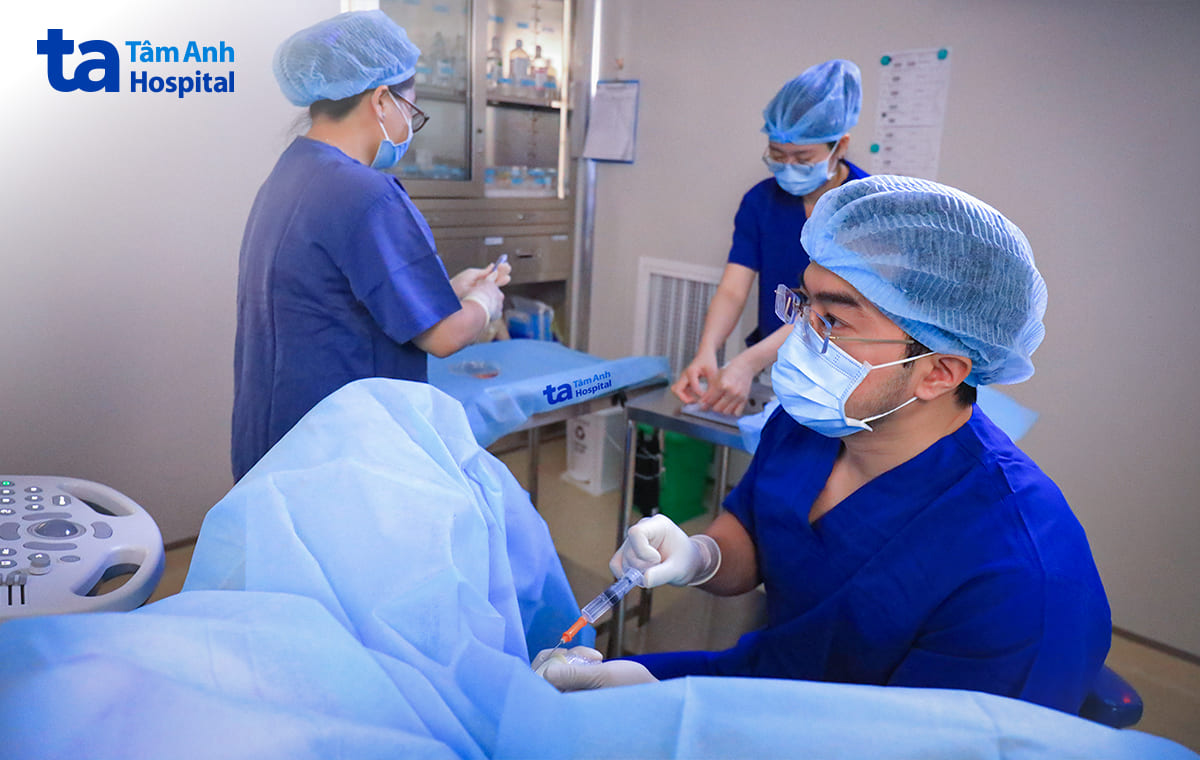 Bác sĩ chọc hút trứng cho chị Hương.