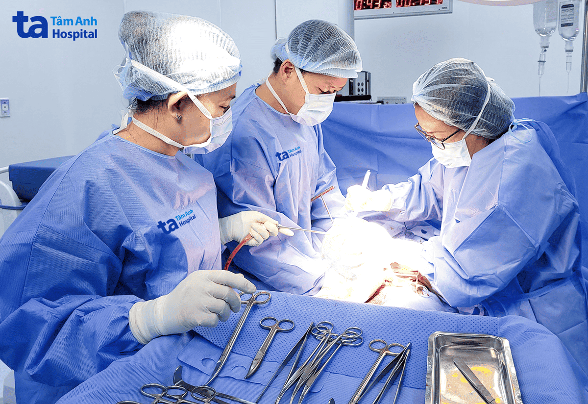 bác sĩ cùng êkíp phẫu thuật cắt u xơ tử cung