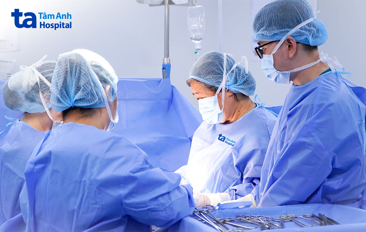 bác sĩ cùng ekip phẫu thuật cho người bệnh