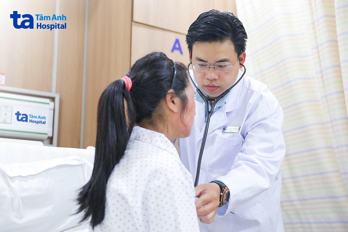 Bác sĩ Đăng kiểm tra sức khỏe cho bà Mây trước khi xuất viện
