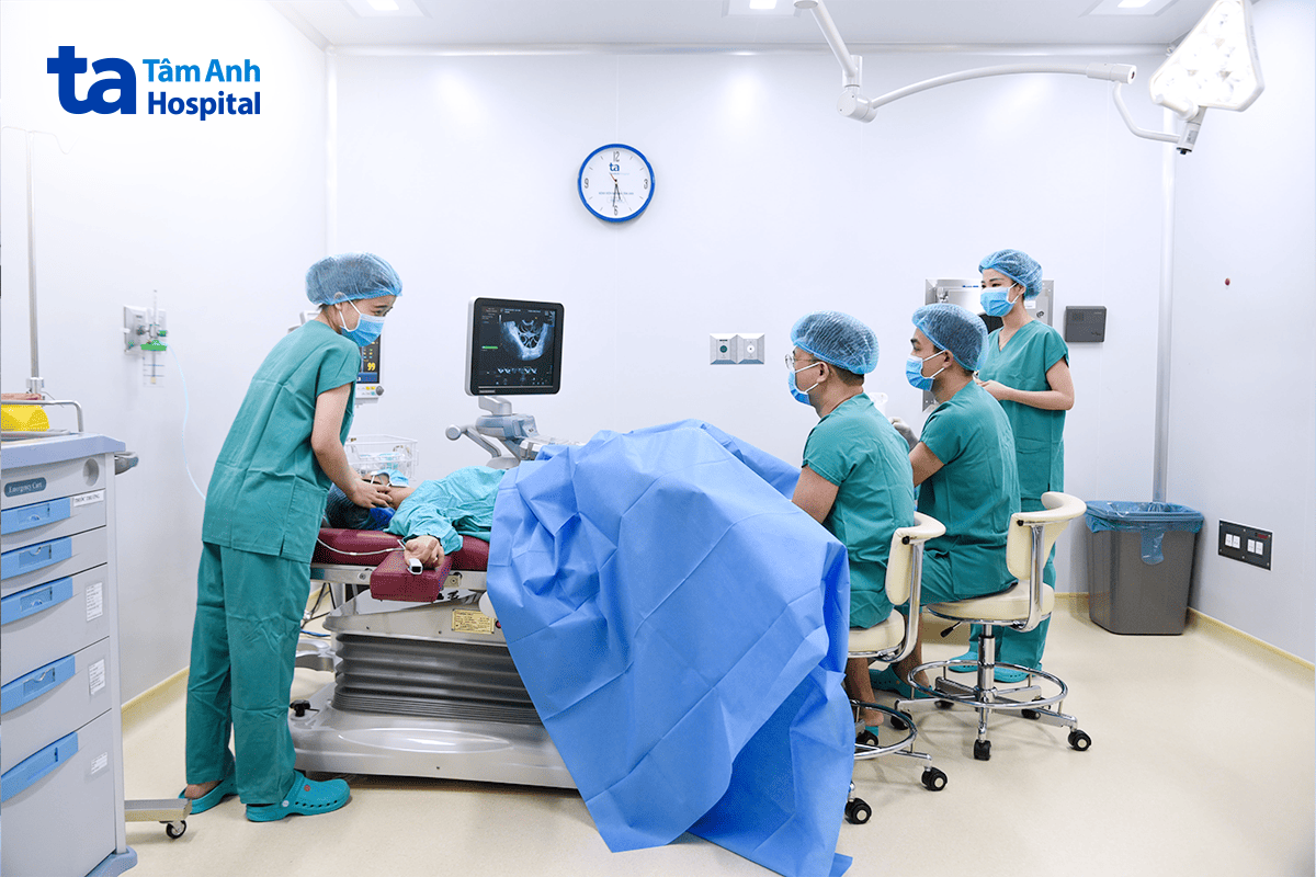 bác sĩ đang thực hiện chọc hút noãn cho người bệnh