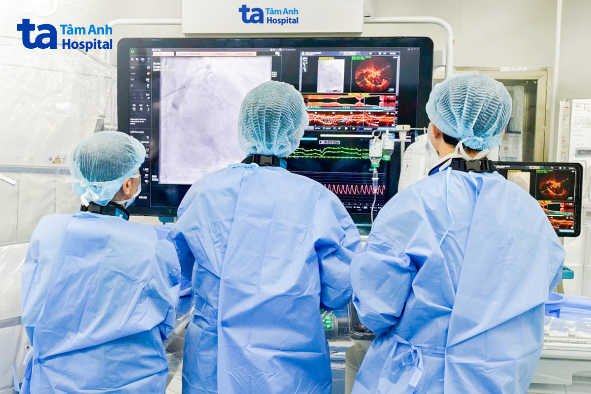 Bác sĩ đặt stent mở rộng lòng mạch vành cho bệnh nhân
